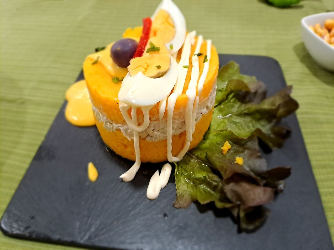 Seco de Cordero, un guiso tradicional peruano con culantro y frijoles.